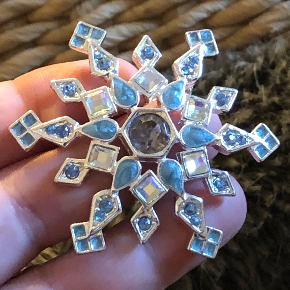 Vintage Monet starburst ice snowflake brooch - Picture 3 of 6